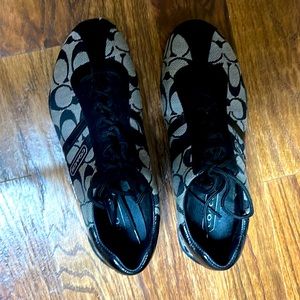 Coach ladies shoes size 7 barely worn.
